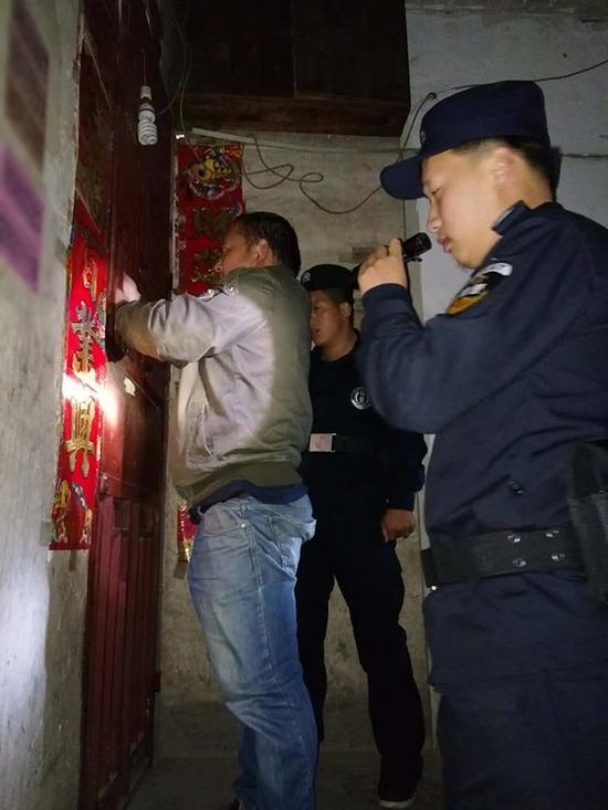 开阳粗心妈妈误将幼女锁家中 